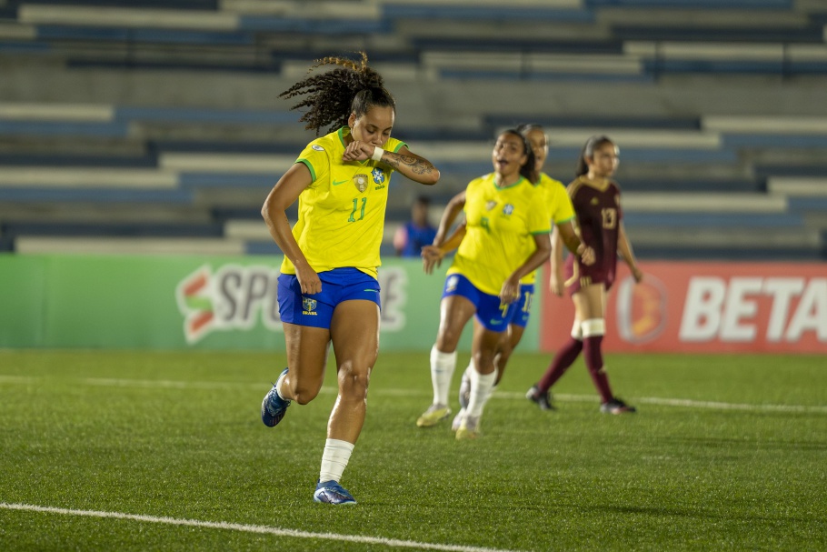 Ana Flávia dedica o gol da vitória aos pais: 'Prometi que seria para eles'