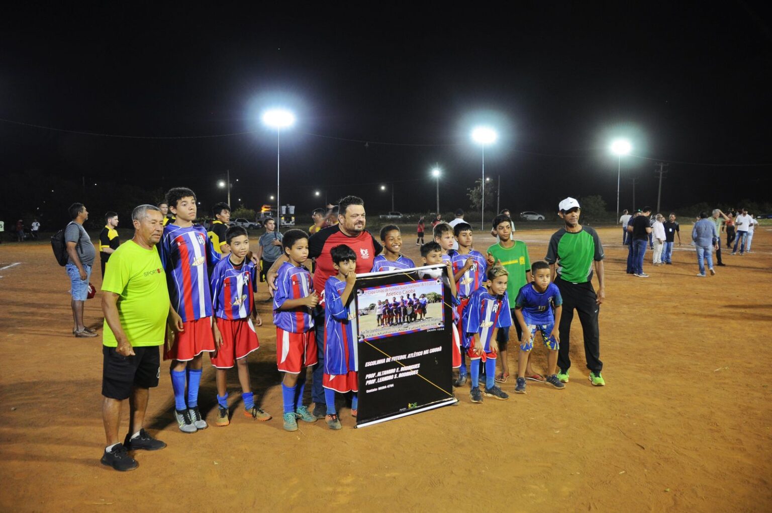 Prefeitura entrega iluminação em campo de futebol do Bairro Portal Caiobá
