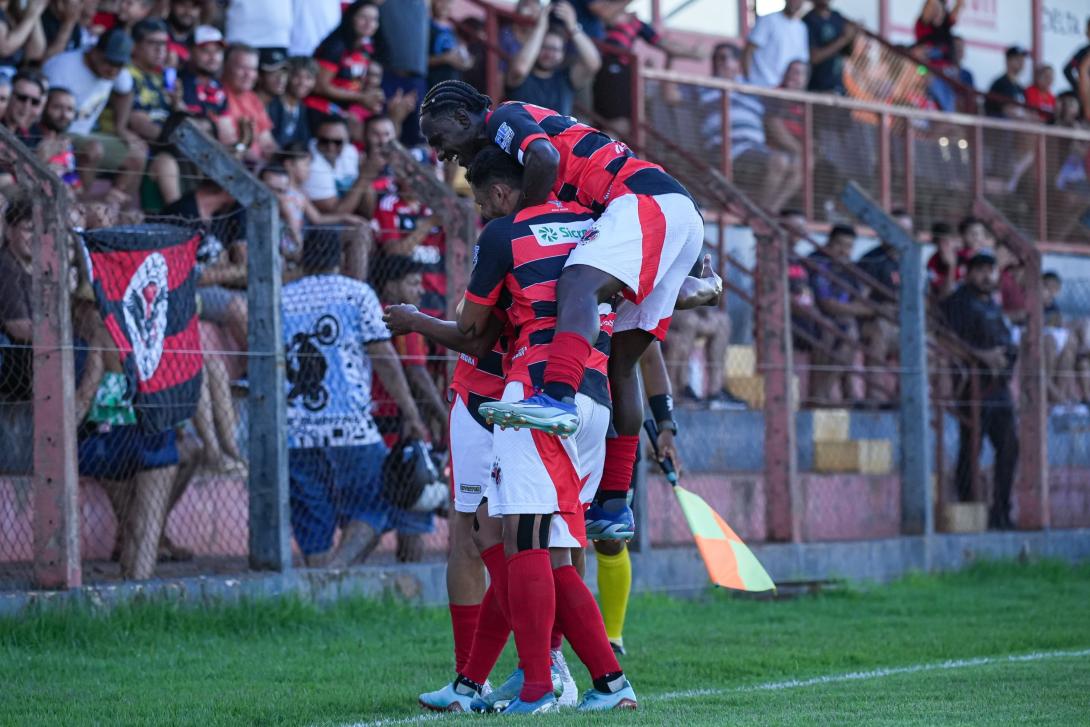 Águia Negra goleia Aquidauanense e empurra adversário