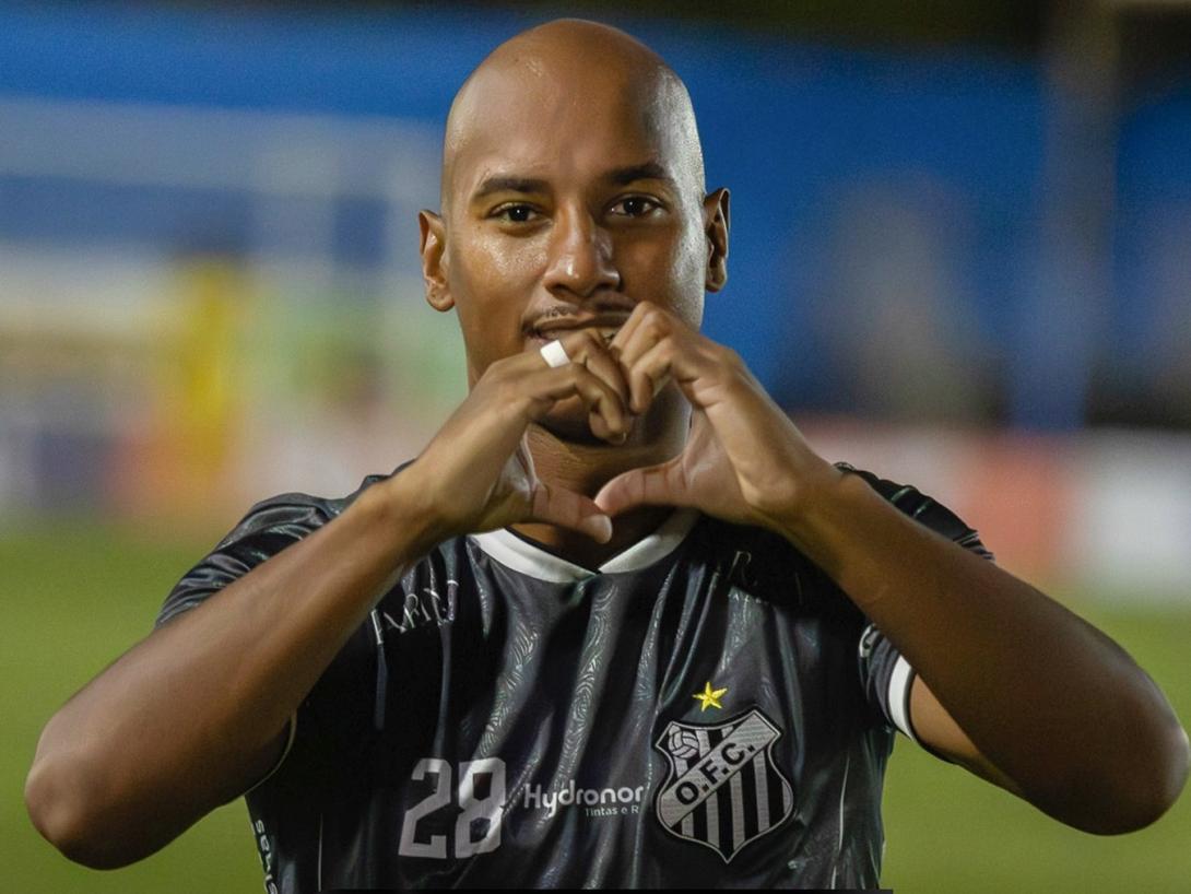 Com trinca de Alex Choco, Operário golei...