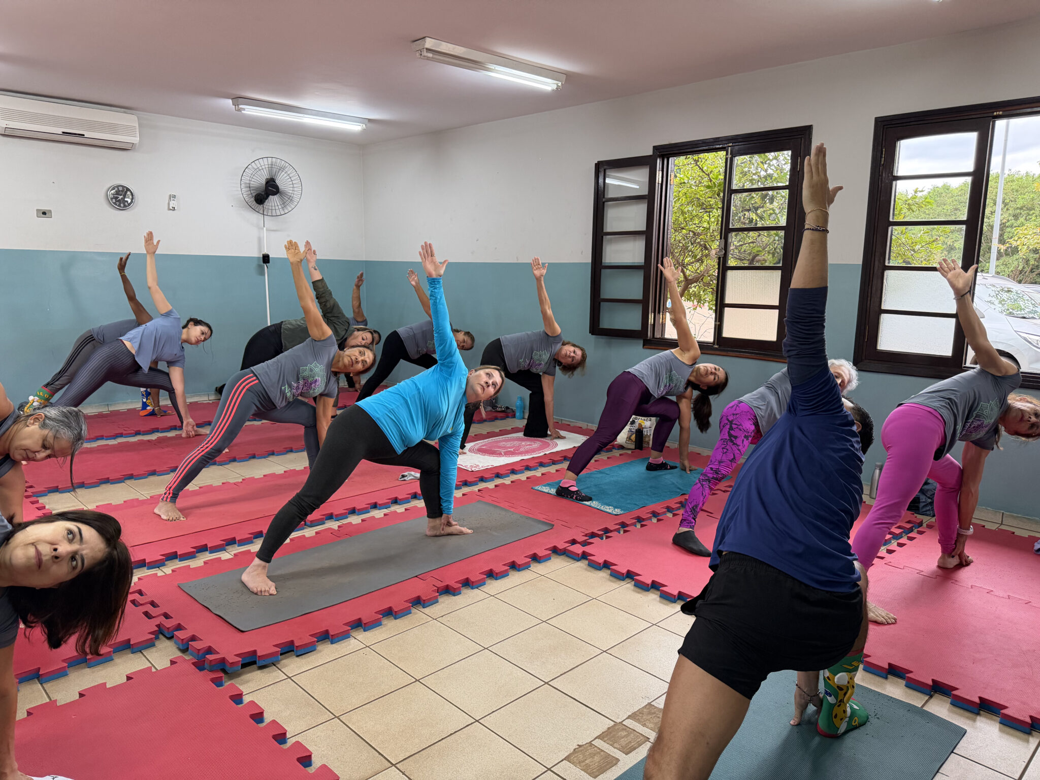 Aulas gratuitas de yoga promovem bem-est...